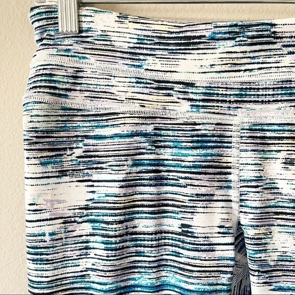 Lululemon Inspire Crop II Leggings Blurry Belle Blue Size 6 Midrise Luxtreme EUC - Picture 4 of 10